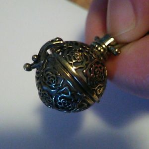 Aromatherapy necklace